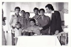 1975_01_gruppo-alla-cassa